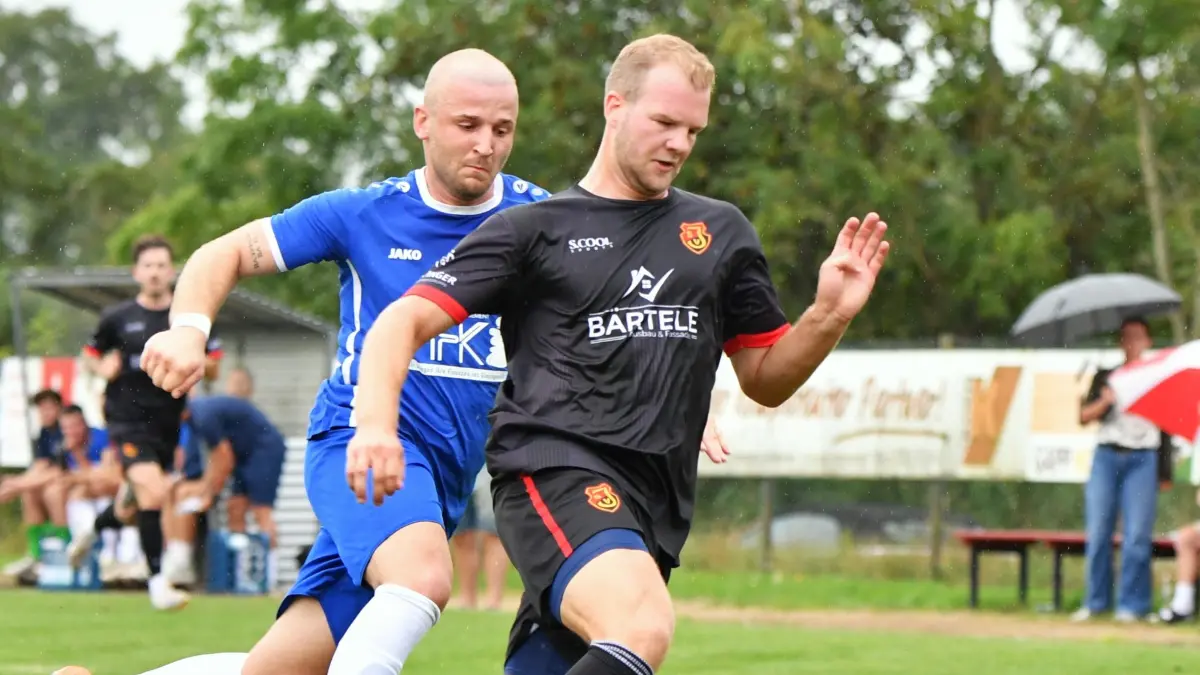 SG Öpfingen - SV Jungingen 4:4 Fußball-Bezirksliga Philipp Mall und Tim Schweizer (schwarz)