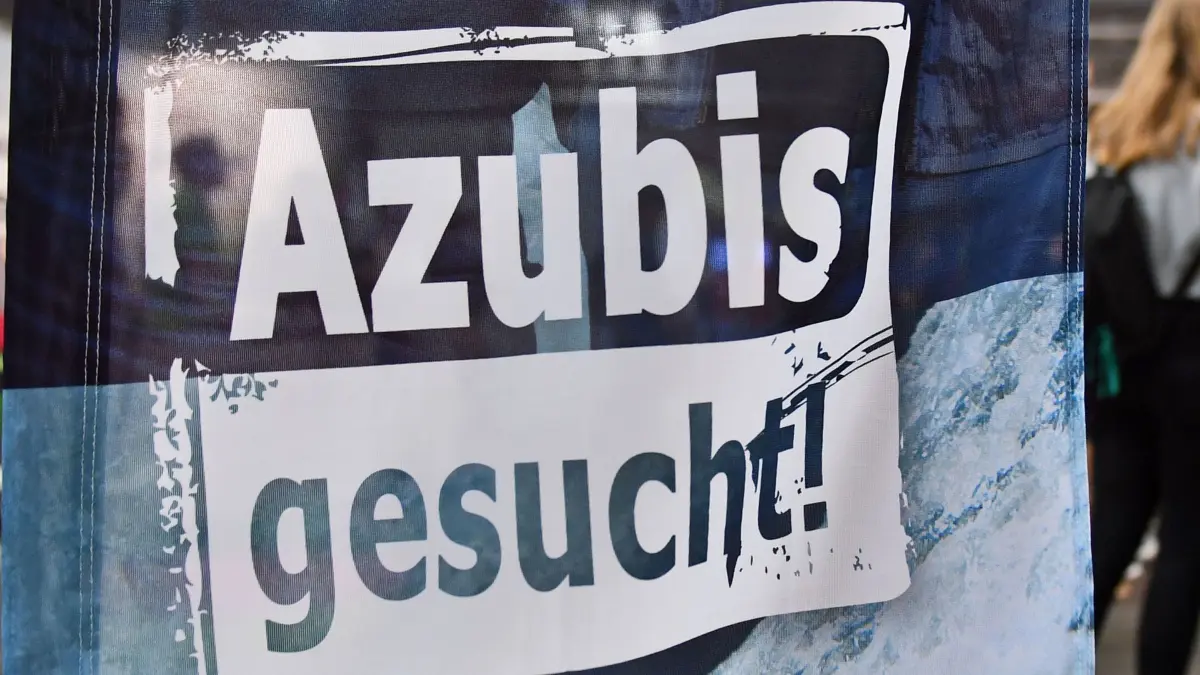 ARCHIV - 13.11.2019, Thüringen, Erfurt: «Azubis gesucht» steht auf einem Banner bei der Berufsorientierungsmesse «Forum Berufsstart». (zu dpa: «43 Prozent der Betriebe können Azubi-Plätze nicht besetzen») Foto: Martin Schutt/dpa-Zentralbild/dpa +++ dpa-Bildfunk +++