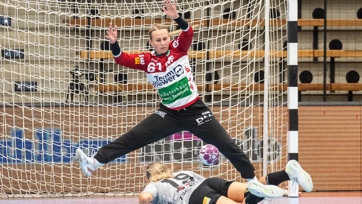 Frisch Auf Goeppingen vs. BSV Sachsen Zwickau, Handball, 1. Bundesliga, Spielzeit 2024/2025, 14.09.2024: Celina Meissner (Frisch Auf Frauen, #61) beim Siebenmeter, Frisch Auf Goeppingen vs. BSV Sachsen Zwickau, Handball, 1. Bundesliga, Spielzeit 2024/2025, 14.09.2024,
Foto: EIBNER/Michael Schmidt