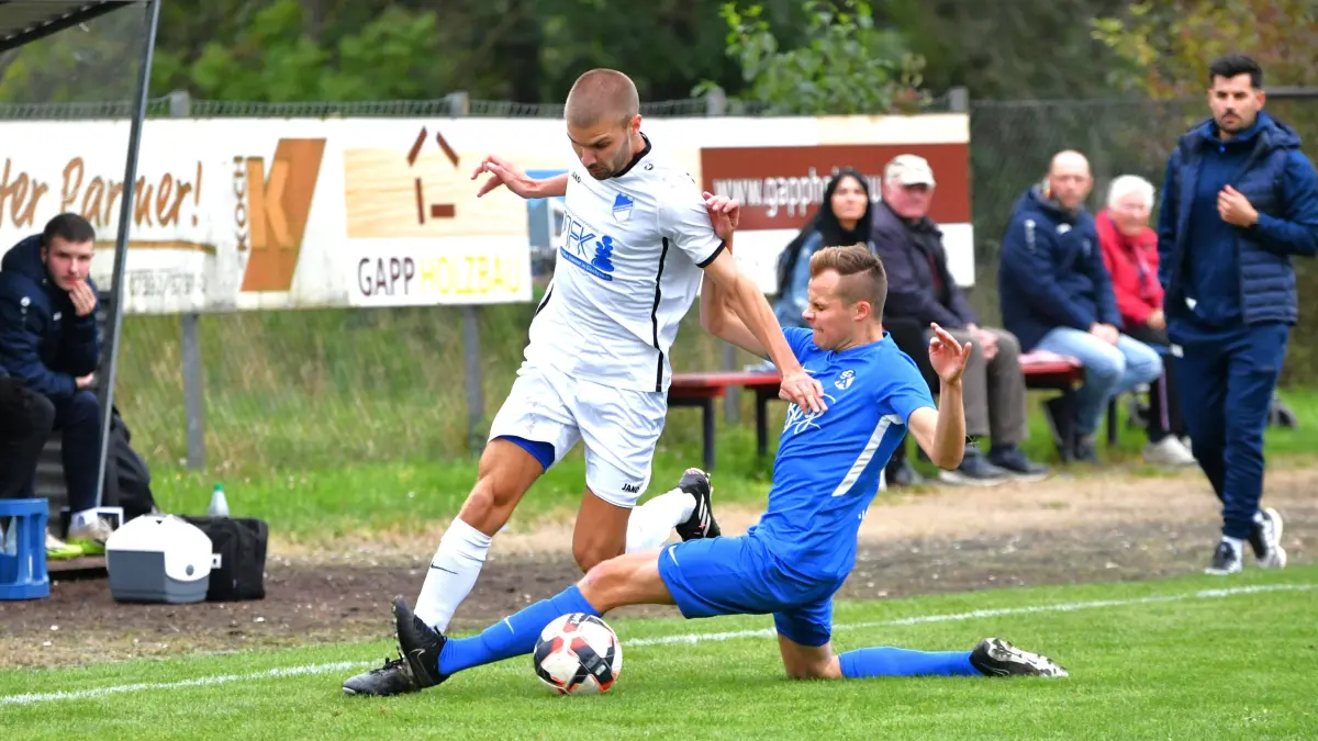 SG Öpfingen - SG Altheim Bezirksliga 2:1 Lukas Engel (l.)