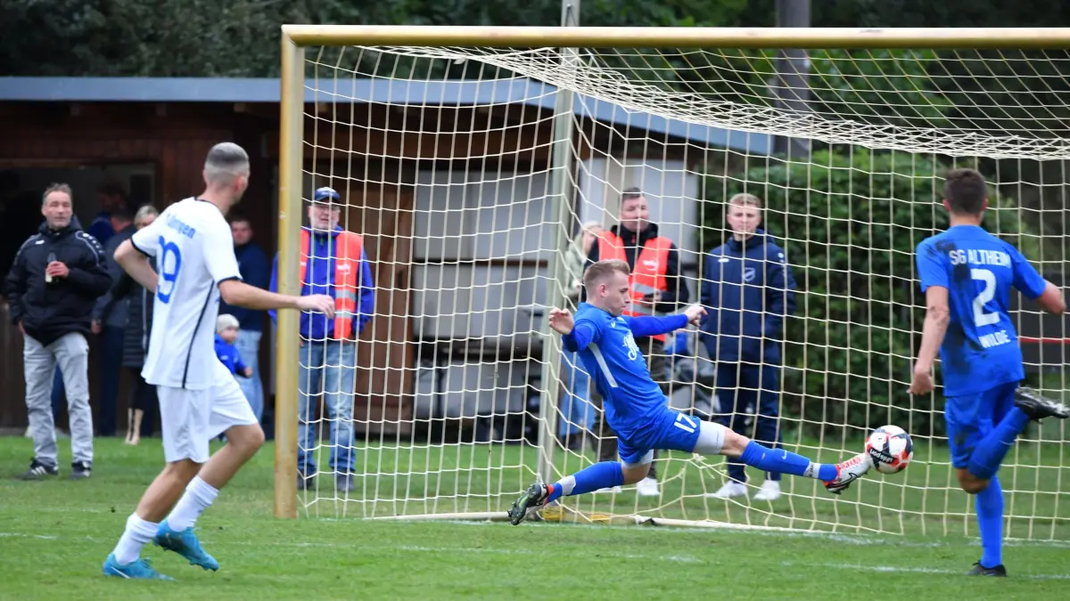 SG Öpfingen - SG Altheim Bezirksliga 2:1 Jona Schäfer versucht noch, den Ball vor der Torlinie zu klären