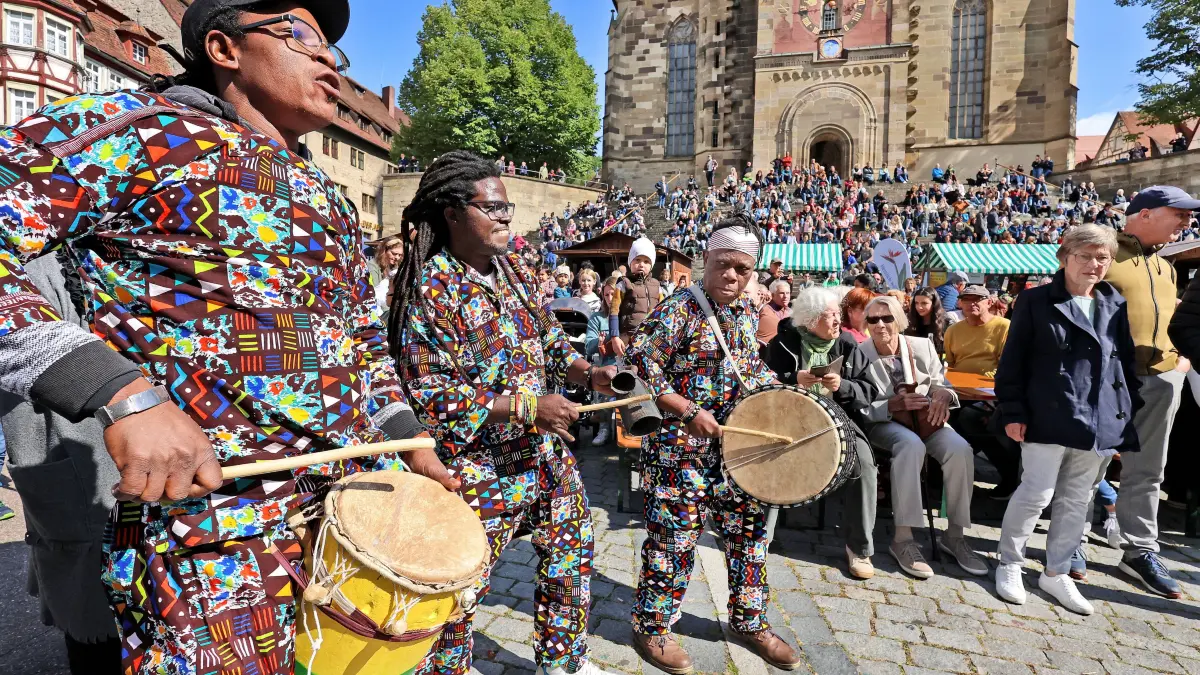 Freundschaftsfest - Freundschaftstag 2024 - Fest der Kulturen auf dem Marktplatz in Schwäbisch Hall - Multikulturelles Fest - Integration Afrikanische Rhythmen mit Maobe aus Heilbronn - Voodoo - Zangbeto