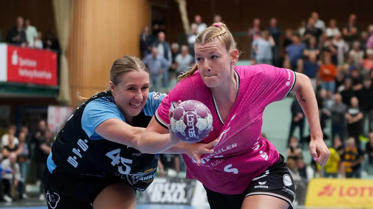 GER, Buxtehuder SV vs Tus Metzingen, Handball, Bundesliga, Spieltag 2, Saison 2024/2025, 15.09.2024: Naina Klein (TusSies Metzingen, #09) und Jolina Huhnstock (Buxtehuder SV, #45) im Zweikampf,
GER, Buxtehuder SV vs Tus Metzingen, Handball, Bundesliga, Spieltag 2, Saison 2024/2025, 15.09.2024
Foto: Eibner-Pressefoto/Max Vincen