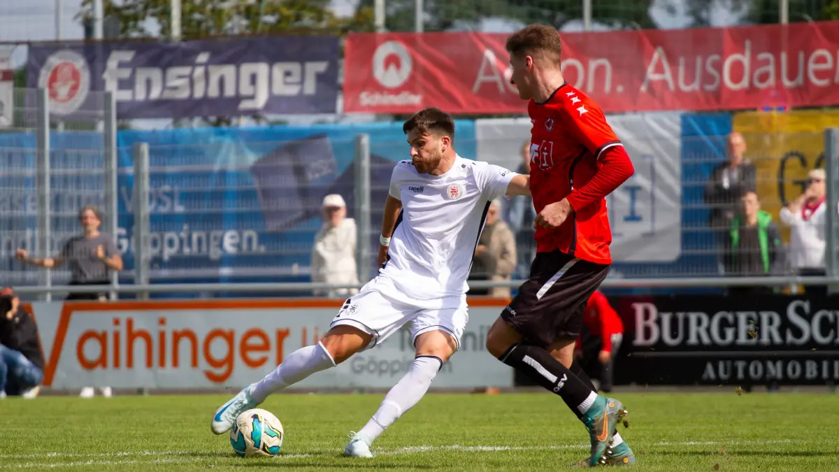 1. Goeppinger SV vs. KSV Hessen Kassel, Fussball, Regionalliga Suedwest, 8.Spieltag, Saison 2024/2025, 15.09.2024: David Trivunic (1. Goeppinger Sportverein, #13)
Nikos Zografakis (KSV Hessen Kassel, #11)
1. Goeppinger SV vs. KSV Hessen Kassel, Fussball, Regionalliga Suedwest, 8.Spieltag, Saison 2024/2025, 15.09.2024,
Foto: Eibner-Pressefoto/Luan Bahtijari