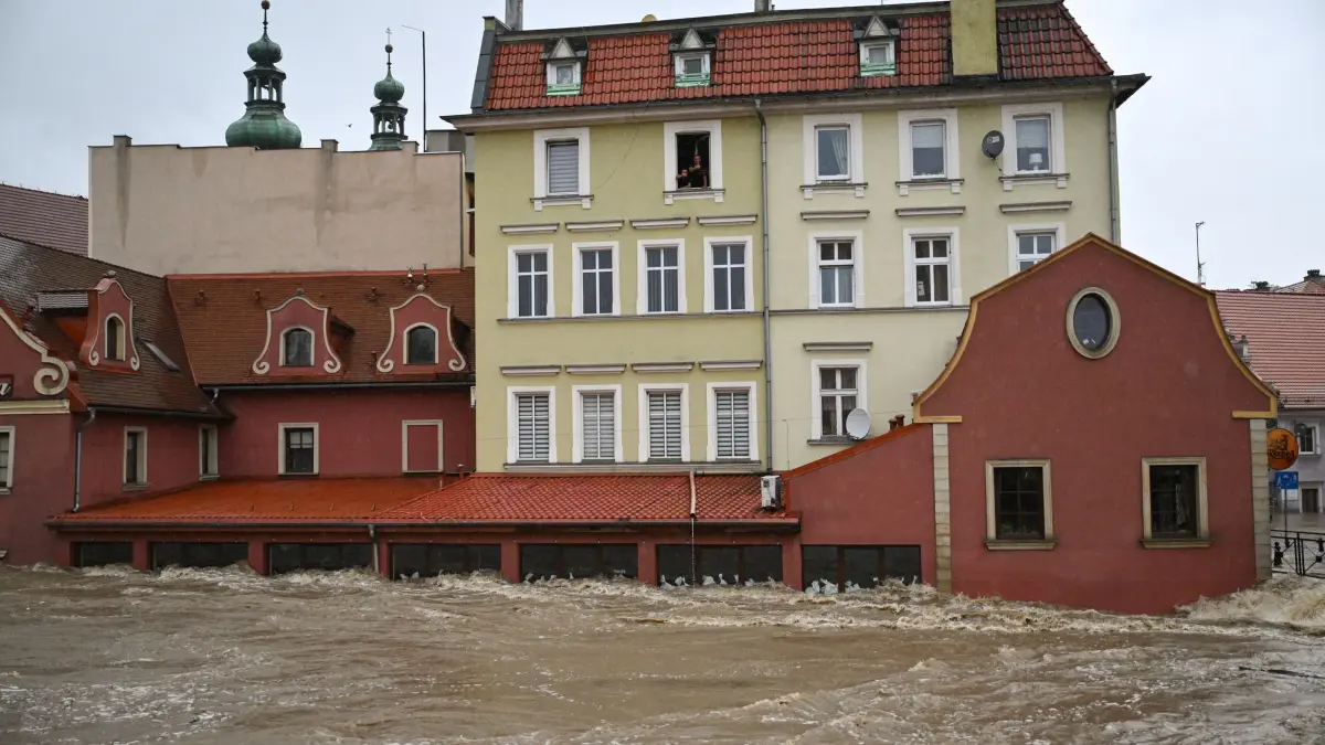 Hochwasser in Polen: 15.09.2024, Polen, Klodzko: Überschwemmte Straßen nach den schweren Regenfällen, die zu Überschwemmungen führten. Die nächsten 24-36 Stunden werden für die südlichen Regionen Polens, die Rekordregenfälle erleben, entscheidend sein. Am 14. September meldete das Institut für Meteorologie und Wasserwirtschaft (IMGW), dass der Wasserstand an 41 hydrologischen Stationen die Alarmstufe und an 30 Stationen die Warnstufe überschritten hat. Foto: Maciej Kulczynski/PAP/dpa +++ dpa-Bildfunk +++