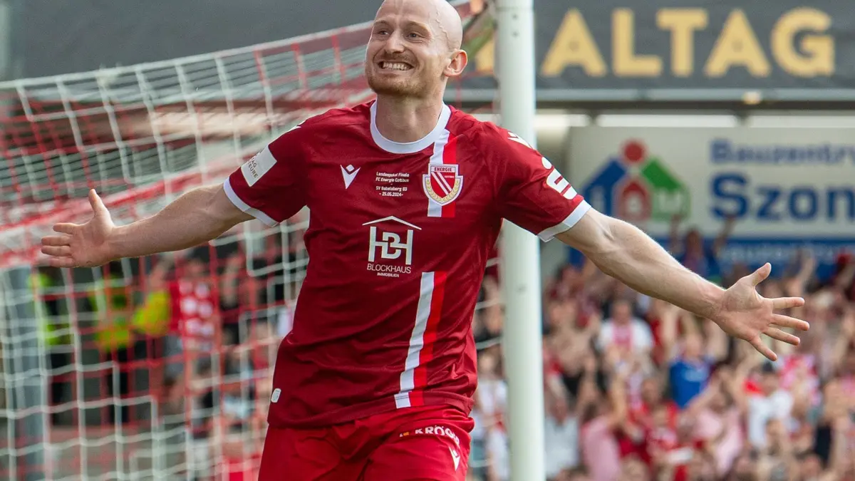 Energie Cottbus: ARCHIV - 25.05.2024, Brandenburg, Cottbus: Fußball: Pokal Brandenburg, Energie Cottbus - SV Babelsberg 03, Finale, Stadion der Freundschaft. Maximilian Krauß von Energie Cottbus, jubelt nach dem Tor zum 1:0. (zu dpa: «Cottbus jetzt auch auswärtsstark: Sieg in Verl») Foto: Sebastian Räppold/Matthias Koch/dpa +++ dpa-Bildfunk +++
