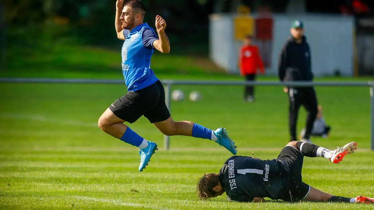 Fußball, Fotoauftrag Landesliga Donau/Iller - Türkgücü Ulm (blau) gegen TSG Ehingen (weiss) - Nr. 16 Türkg