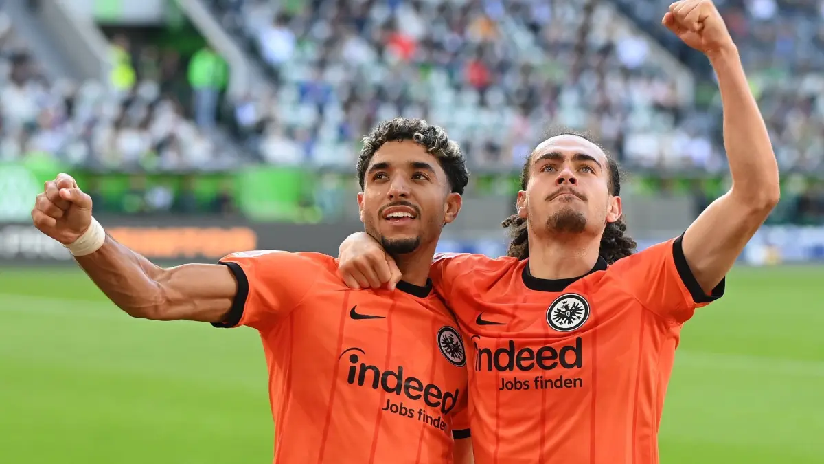 VfL Wolfsburg - Eintracht Frankfurt: 14.09.2024, Niedersachsen, Wolfsburg: Fußball: Bundesliga, VfL Wolfsburg - Eintracht Frankfurt, 3. Spieltag, Volkswagen Arena. Frankfurts Omar Marmoush jubelt mit Frankfurts Arthur Theate nach seinem Strafstoßtor zum 1:2. (zu dpa: «Doppelpack gegen den Ex-Club: Jubel und Ärger um Marmoush») Foto: Swen Pförtner/dpa +++ dpa-Bildfunk +++