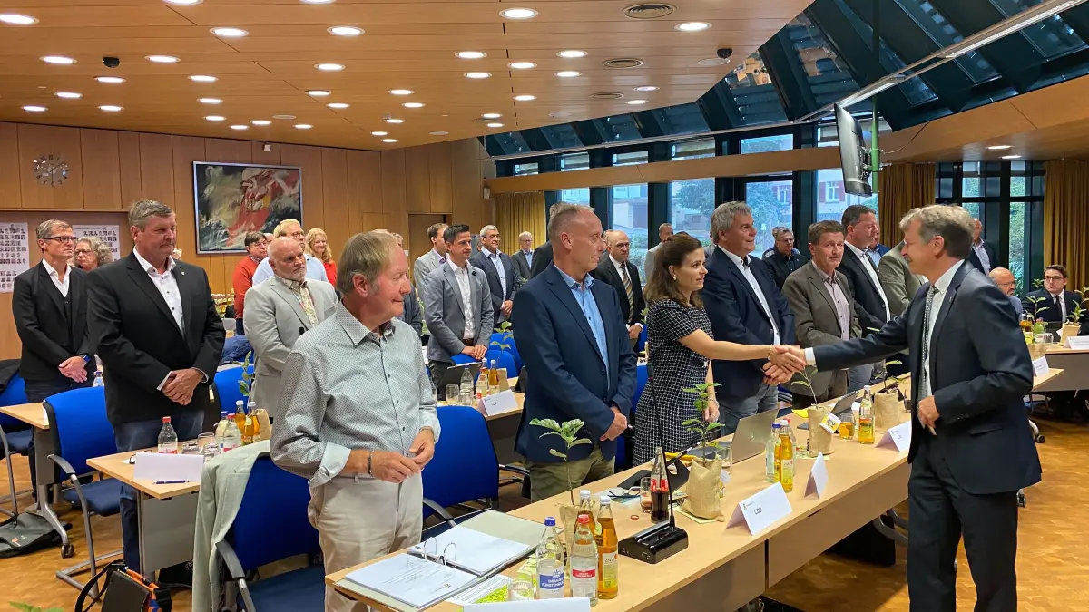 Jede Kreisrätin und jeden Kreisrat hat Landrat Pauli persönlich verpflichtet. Hier gibt er der Prominentesten die Hand, CDU-Kreisrätin Bonita Grupp aus Burladingen.
