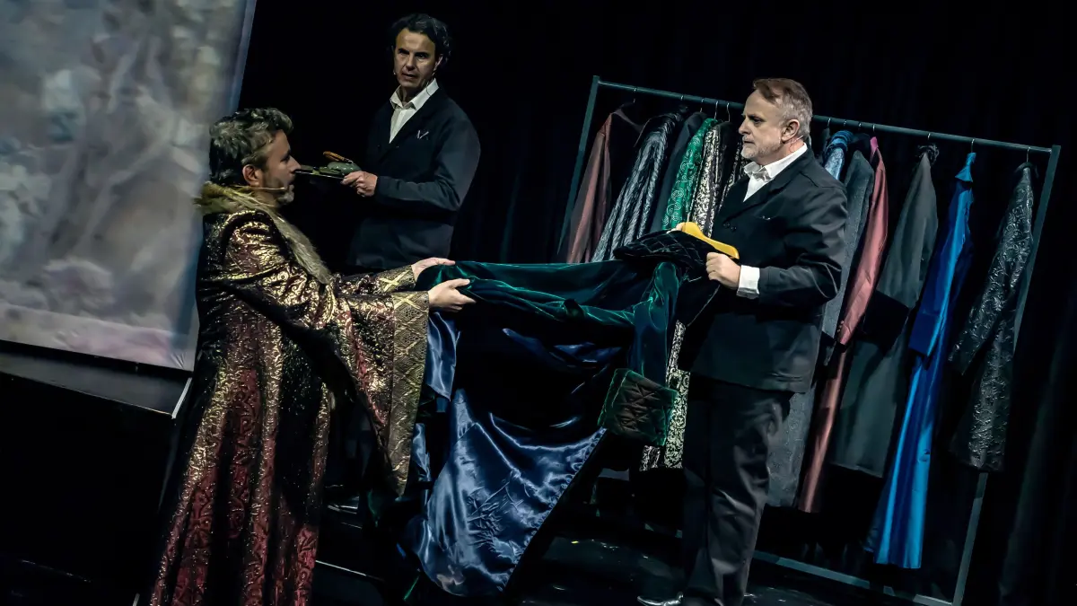 Die gnädige Frau (Stephan Clemens, von links), lässt sich von ihren Zofen Claire (Frank Röder) und Solange (Markus Hottgenroth) bedienen.