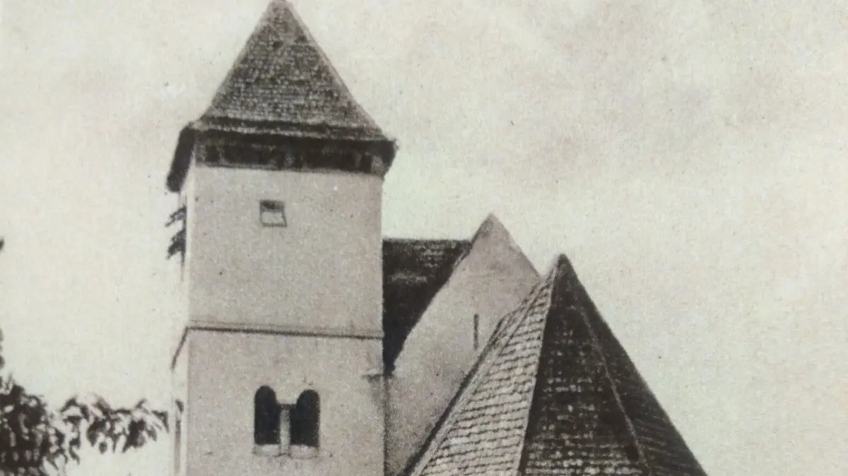 Um 1918 war der Turm der Friedhofkirche noch verputzt.