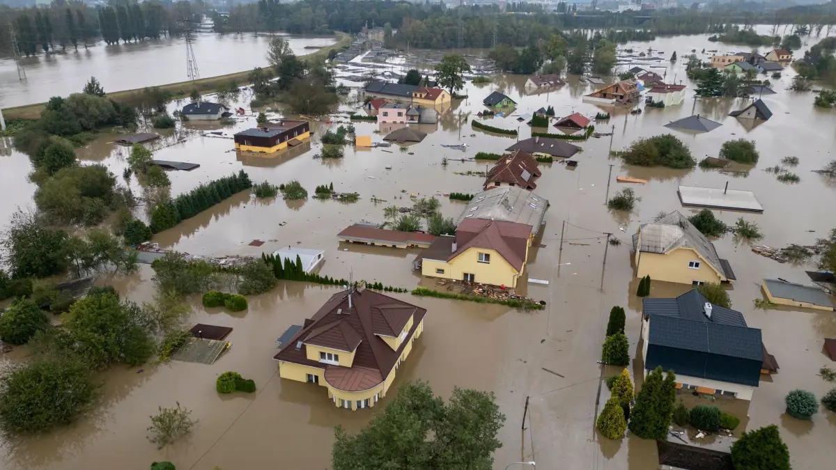 Hochwasser in Tschechien: 16.09.2024, Tschechien, Ostrau: Luftaufnahme eines überfluteten Viertels. Foto: Darko Bandic/AP/dpa +++ dpa-Bildfunk +++