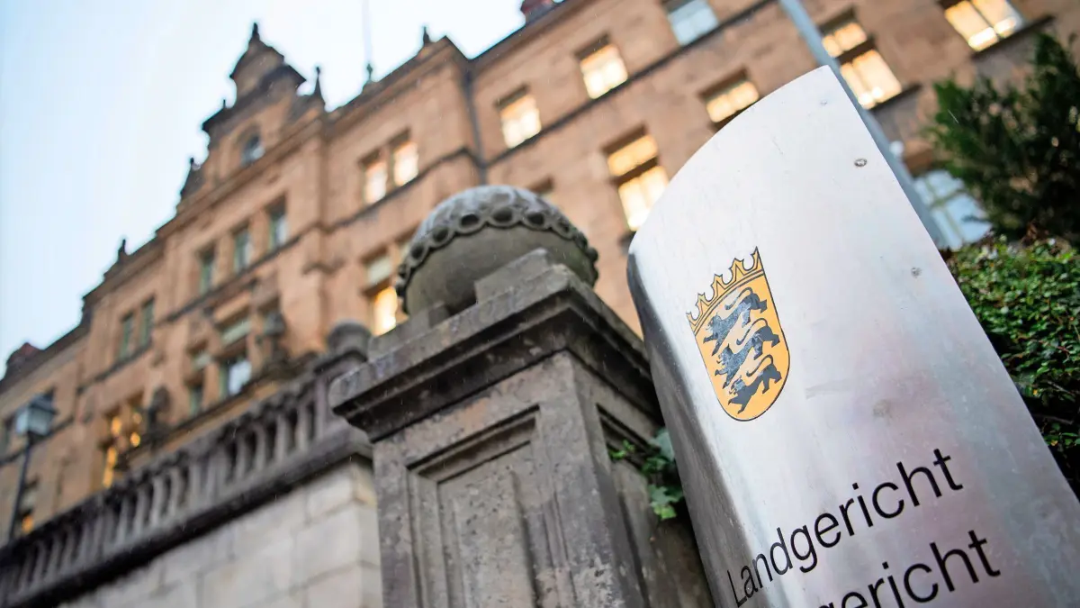 ARCHIV - 08.11.2019, Baden-Württemberg, Tübingen: Ein Schild mit der Aufschrift Landgericht und Amtsgericht hängt vor dem Gerichtsgebäude. Wegen sexuellen Missbrauchs von Kindern in 196 Fällen hat das Landgericht Tübingen einen Mann zu einer Gesamtfreiheitsstrafe von zwei Jahren und neun Monaten verurteilt. (zu dpa: «Mann wegen fast 200 Fällen sexuellen Kindesmissbrauchs verurteilt») Foto: Tom Weller/dpa +++ dpa-Bildfunk +++
