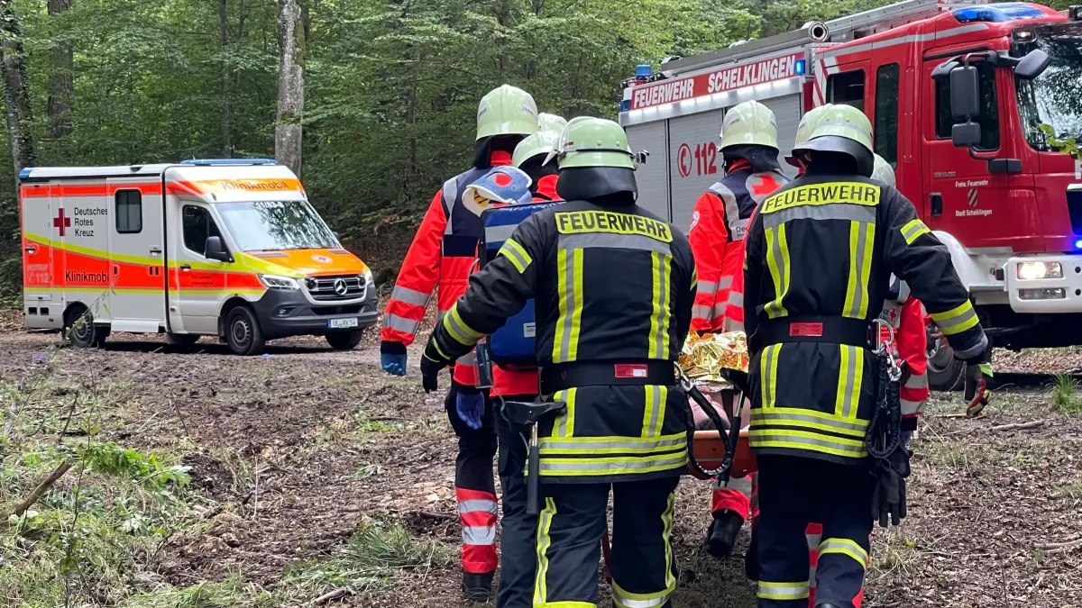 Feuerwehr, Rettungsdienst und Forstarbeiter haben am Samstag gemeinsam den Ernstfall geübt und zwei fiktive Patienten aus einem Steilhang gerettet.