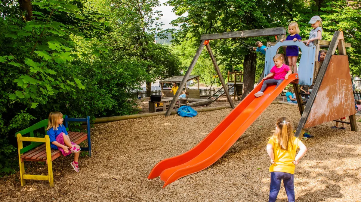 Im integrativen Kindergarten haben die jungen Besucherinnen und Besucher Spaß an der Rutsche.