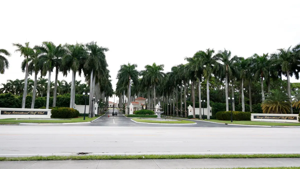 „Schussvorfall“ in der Nähe von Ex-Präsident Trump: 15.09.2024, USA, West Palm Beach: Der Haupteingang des Trump International Golf Club ist zu sehen, nachdem die Polizei den Bereich abgesperrt hat. Zwei Monate nach dem Attentat auf den früheren US-Präsidenten Donald Trump haben Sicherheitskräfte anscheinend einen weiteren versuchten Anschlag auf den Republikaner vereitelt. Foto: Terry Renna/AP/dpa +++ dpa-Bildfunk +++