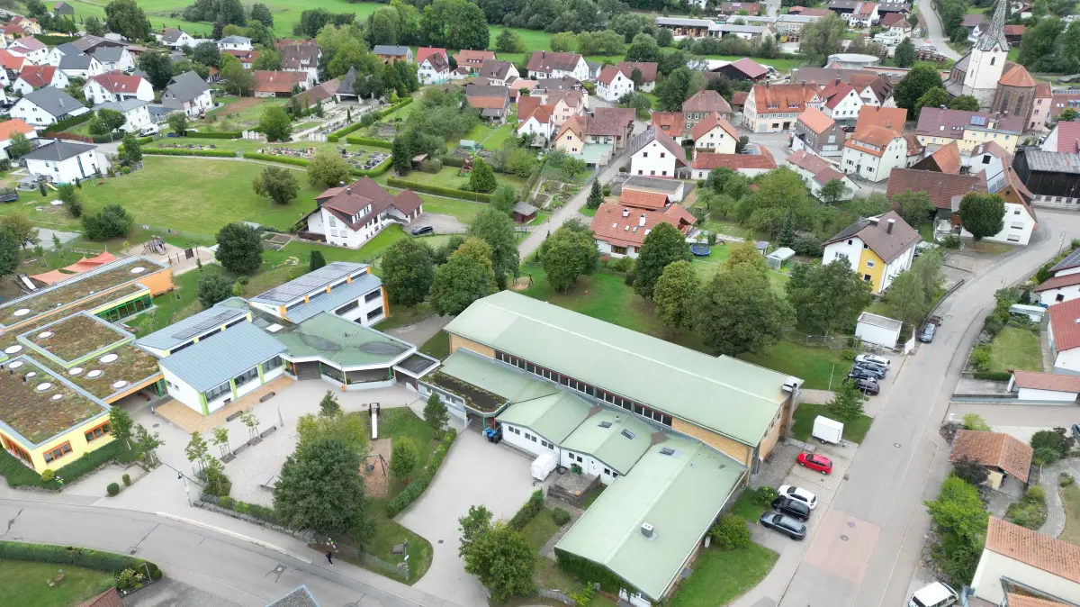 Der Neubau der in die Jahre gekommenen Rudolf-Mühleck-Halle (vorne) ist das zentrale Projekt im Sanierungsgebiet "Ortsmitte" in Bühlerzell. Aber bis über den Bereich Rathaus und Kirche können auch Privatleute Förderanträge stellen.
