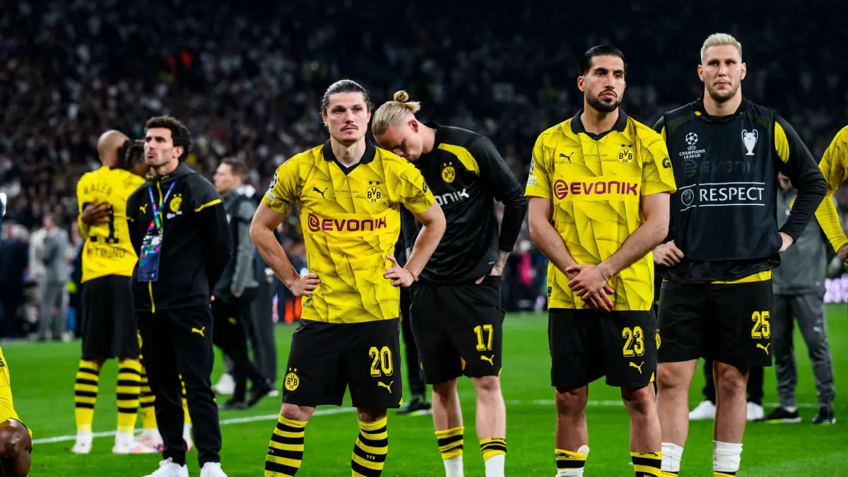 Borussia Dortmund - Real Madrid: ARCHIV - 01.06.2024, Großbritannien, London: Fußball: Champions League, Borussia Dortmund - Real Madrid, K.o.-Runde, Finale, Wembley Stadion. Dortmunds Marcel Sabitzer, Dortmunds Marius Wolf, Dortmunds Emre Can und Dortmunds Niklas Süle stehen nach dem Spiel bei den Fans und bedanken sich für die Unterstützung. (zu dpa: «BVB neu und wild: Hoffnung auf lange Champions-League-Saison») Foto: Tom Weller/dpa +++ dpa-Bildfunk +++