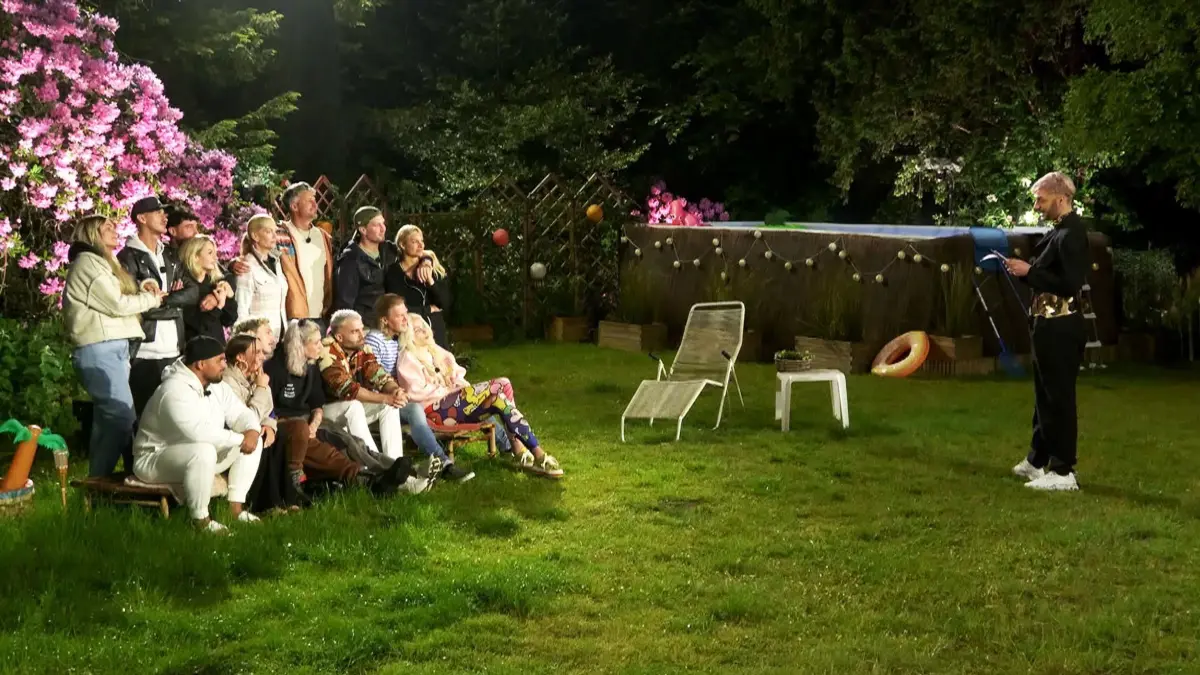 Nach dem ersten Stimmungsbarometer im „Sommerhaus der Stars“ stehen zwei Paare auf der Abschussliste.