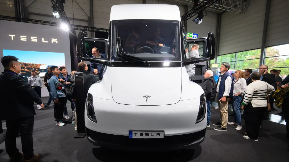 IAA Transportation: 17.09.2024, Niedersachsen, Hannover: Ein Elektro LKW Tesla Semi steht am Stand von Tesla bei der IAA Transportation in der Messe Hannover. Die Internationale Automobil-Ausstellung (IAA) Transportation mit dem Schwerpunkt auf für Logistik, Nutzfahrzeuge und den Transportsektor findet vom 17. bis 22. September in Hannover statt. Foto: Julian Stratenschulte/dpa +++ dpa-Bildfunk +++