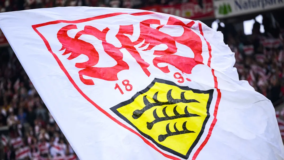 ARCHIV - 14.05.2023, Baden-Württemberg, Stuttgart: Fußball: Bundesliga, VfB Stuttgart - Bayer Leverkusen, 32. Spieltag, Mercedes-Benz-Arena. Eine Fahne mit dem Logo des VfB Stuttgart wird vor dem Spiel geschwungen. (zu dpa: «DFB-Sportgericht verhandelt VfB-Einspruch mündlich») Foto: Tom Weller/dpa +++ dpa-Bildfunk +++