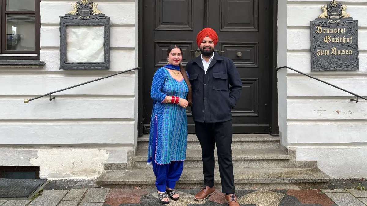 Amanjot Singh und Gurpreet Kaur vor dem indischen Restaurant Sangam in Weißenhorn ehemalige Gaststätte zum Hasen