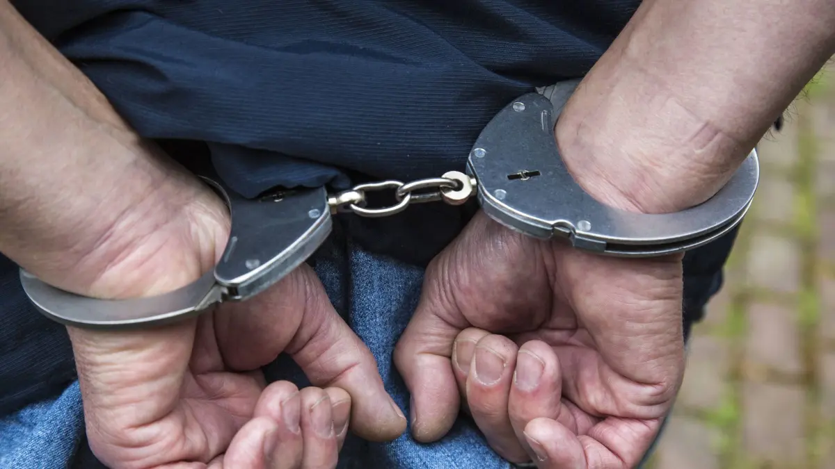 Bildnummer: 60546354 Datum: 25.06.2013 Copyright: imago/Jochen Tack
Polizei, Mann, wird in Handschellen abgefuehrt. Symbolbild. Polizei Gesellschaft Polizei NRW Nordrhein Westfalen Polizeiübung Fotostory xdp x0x 2013 quer Polizei Polizist Polizisten Polizeibeamter Sicherheit Sicherheitskraefte Polizeikraefte Innere Sicherheit blau Kriminalitaet Kriminelle Kriminalitaeteststatistik Verbrechen Handschellen Handfesseln Fesseln verhaften Verhaftung festnehmen Festnahme Arrest arestieren vorflaeufige Festnahme Gewahrsam Polizeigewahrsam abfuehren Verdaechtiger Taeter Tatort gefesselt Acht Uniform Polizeiuniform anlegen
60546354 Date 25 06 2013 Copyright Imago Jochen Tack Police Man will in Handcuffs dissipated Symbol image Police Society Police NRW North Rhine Westphalia Police exercise Photo Story XDP x0x 2013 horizontal Police Policeman Policemen Police officials Security Sicherheitskraefte Police forces internal Security Blue Crime Criminals Crime Handcuffs Hand shackles Fetters arrest Arrest Hard Copy Arrest Arrest Arrest Detention Police custody suspicious Taeter Crime scene tied eight Uniform Police uniform Create