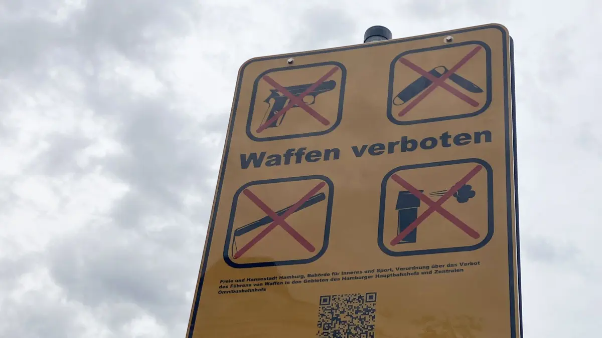 ARCHIV - 29.09.2023, Hamburg: Ein Hinweisschild zum Waffenverbot steht am Hauptbahnhof. (zu dpa: «Bundespolizei stellt bei Kontrollen in Hamburg Messer sicher») Foto: Franziska Spiecker/dpa +++ dpa-Bildfunk +++