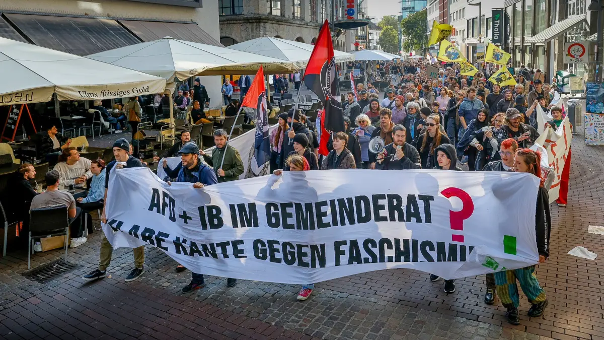 Bahnhof: Demo "Klare Kante gegen Rechts"