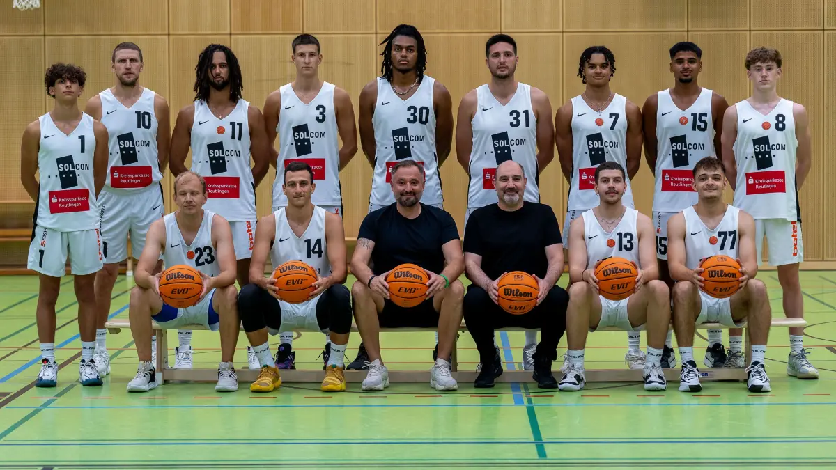 Die TSG Solcom Ravens Reutlingen (stehend v.l.n.r.) : Jason Francisco Kaiser, Nikola Gaurina, Simion Habtemichael, Niko Kaps, Javier Turner, Federico Perez, Lino Duarte, Rehan Ahmad, Oskar Jetter. (sitzend v.l.n.r.) Damir Dronjic, Valentin Beracochea, Headcoach Vasilis Tsouknidis, Assistant Coach Bülent Veznikli, Christos Kalogiannis, Yann Ahlgrim - es fehlt: Kilian Fischer.