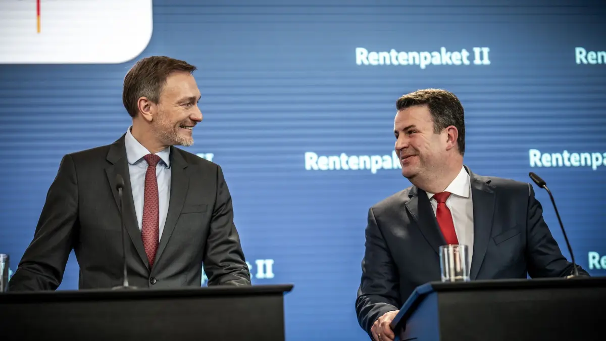 Lindner und Heil: ARCHIV - 05.03.2024, Berlin: Christian Lindner (l, FDP), Bundesminister der Finanzen, und Hubertus Heil (SPD), Bundesminister für Arbeit und Soziales, geben ein Pressestatement zum geplanten Rentenpaket II. (zu dpa: «Berichte: Arbeiten an Tariftreuegesetz stocken») Foto: Michael Kappeler/dpa +++ dpa-Bildfunk +++