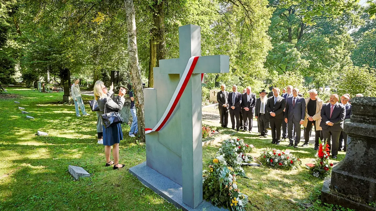 Ulm, Neuer Friedhof: Gräber polnischer Zwangsarbeiter - Einweihung des Gedenkortes