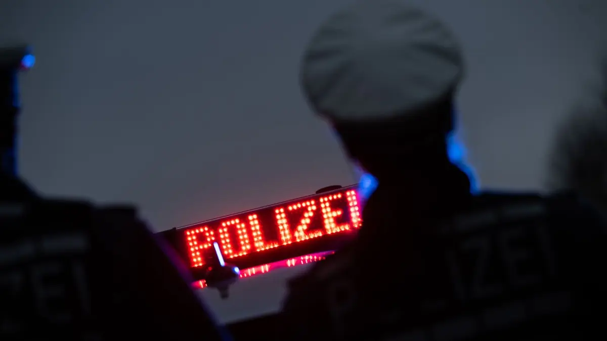 ILLUSTRATION - 30.11.2023, Baden-Württemberg, Stuttgart: Zwei Polizisten stehen im Rahmen eines Fototermins vor einem Polizeifahrzeug (gestellte Szene). (zu dpa: «Widerstand und Gewalt: drei Menschen verletzen sechs Beamte») Foto: Marijan Murat/dpa +++ dpa-Bildfunk +++