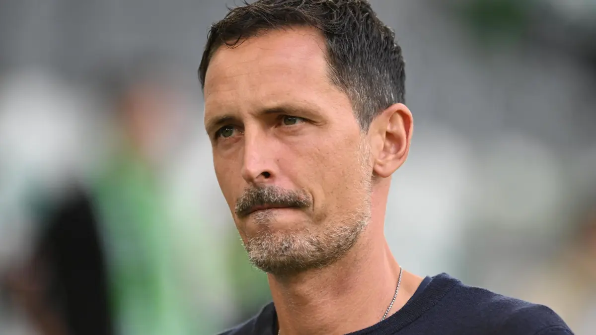 Dino Toppmöller: ARCHIV - 14.09.2024, Niedersachsen, Wolfsburg: Fußball: Bundesliga, VfL Wolfsburg - Eintracht Frankfurt, 3. Spieltag, Volkswagen Arena. Frankfurts Trainer Dino Toppmöller kommt vor dem Spiel in das Stadion. (zu dpa: «Toppmöller-Traum vom Dreiersturm: Lassen wir uns überraschen») Foto: Swen Pförtner/dpa +++ dpa-Bildfunk +++