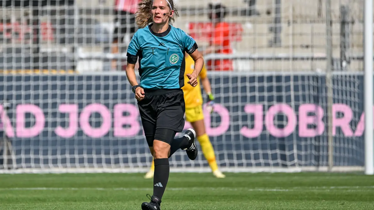 Theresa Hug (Schiedsrichterin) GER, SC Freiburg - Bayer 04 Leverkusen, Frauen-Fussball, Google Pixel Frauen-Bundesliga, : Theresa Hug Schiedsrichterin GER, SC Freiburg - Bayer 04 Leverkusen, Frauen-Fussball, Google Pixel Frauen-Bundesliga, 1. Spieltag, Saison 2024/2025, 31.08.2024 DFB REGULATIONS PROHIBIT ANY USE OF PHOTOGRAPHS AS IMAGE SEQUENCES AND/OR QUASI-VIDEO GER, SC Freiburg - Bayer 04 Leverkusen, Frauen-Fussball, Google Pixel Frauen-Bundesliga, 1. Spieltag, Saison 2024/2025, 31.08.2024 Freiburg *** Theresa Hug Referee GER, SC Freiburg Bayer 04 Leverkusen, Women Football, Google Pixel Women Bundesliga, 1 Matchday, Season 2024 2025, 31 08 2024 DFB REGULATIONS PROHIBIT ANY USE OF PHOTOGRAPHS AS IMAGE SEQUENCES AND OR QUASI VIDEO GER, SC Freiburg Bayer 04 Leverkusen, Women Football, Google Pixel Women Bundesliga, 1 Matchday, Season 2024 2025, 31 08 2024 Freiburg Copyright: xEibner-Pressefoto/ThomasxHessx EP_THS