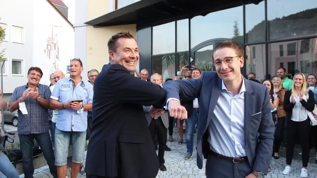 Die Bürgermeisterwahl in Burladingen ist gelaufen. Wahlsieger Davide Licht wird auf dem Marktplatz gefeiert.