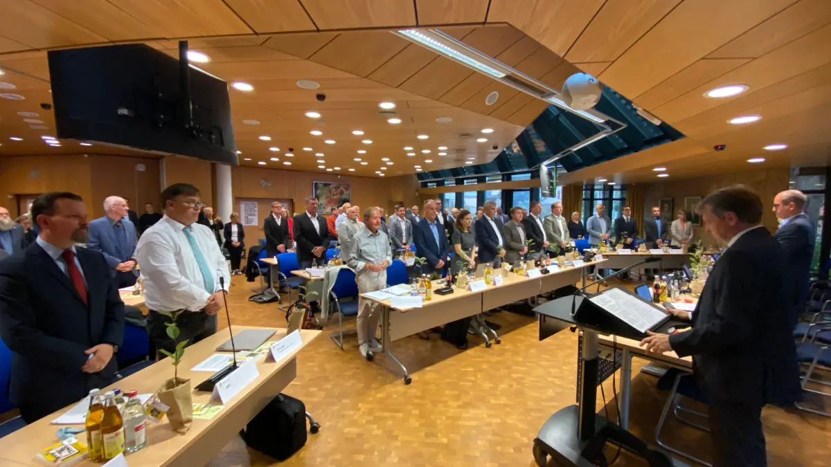 Alle frisch gewählten Kreisräte wurden am Montagabend vereidigt. Die SPD wertet die konstituierende Sitzung des neuen Kreistags als schwarze Stunde, weil ein AfD-Mann zum dritten Stellvertreter des Vorsitzenden gewählt wurde.