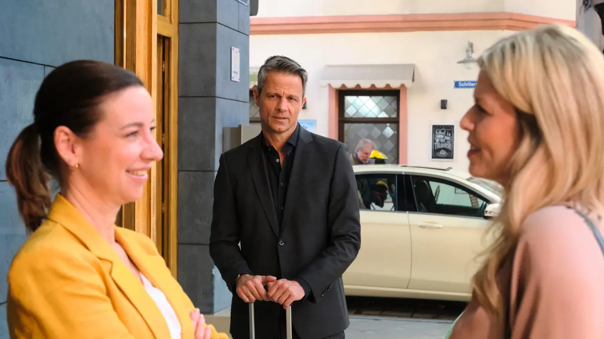 Patrizia (Miriam Lahnstein, r. ) will Benedikt (Jens Hajek) Ute (Isabell Hertel) ausspannen.