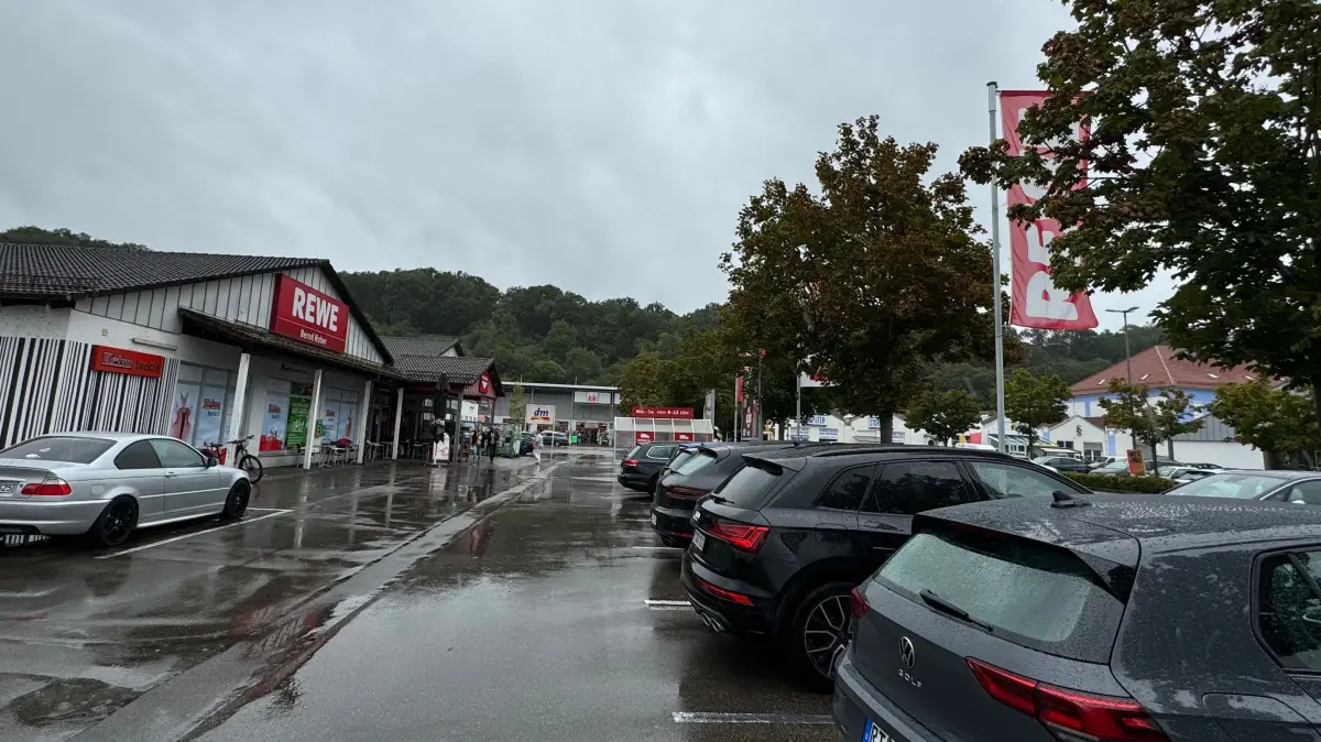 Tatort Parkplatz eines Einkaufscenters in Neckartenzlingen: Für den Mordversuch an einem 22-Jährigen muss ein 29-jähriger Mann für knapp fünf Jahre in Haft.