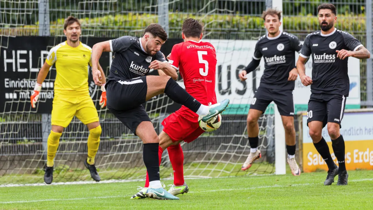 Fussball Landesliga; SC Geislingen - MTV Stuttgart;
Malik Eyüpoglu (SC Geislingen, #6) und Filip Primorac (MTV Stuttgart, #5);
14.09.2024; Stadion Eybacher Tal; Geislingen.
Foto: Thomas Madel