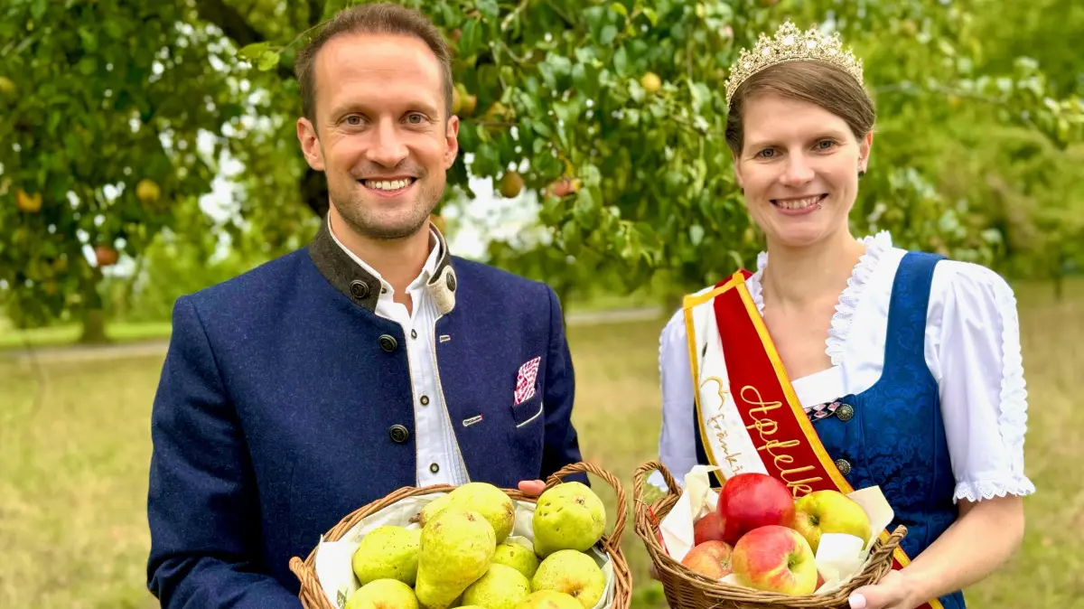 Oberbürgermeister Dr. Christoph Grimmer mit der neuen Apfelkönigin der Fränkischen Moststraße Lisa Reinhart aus Crailsheim