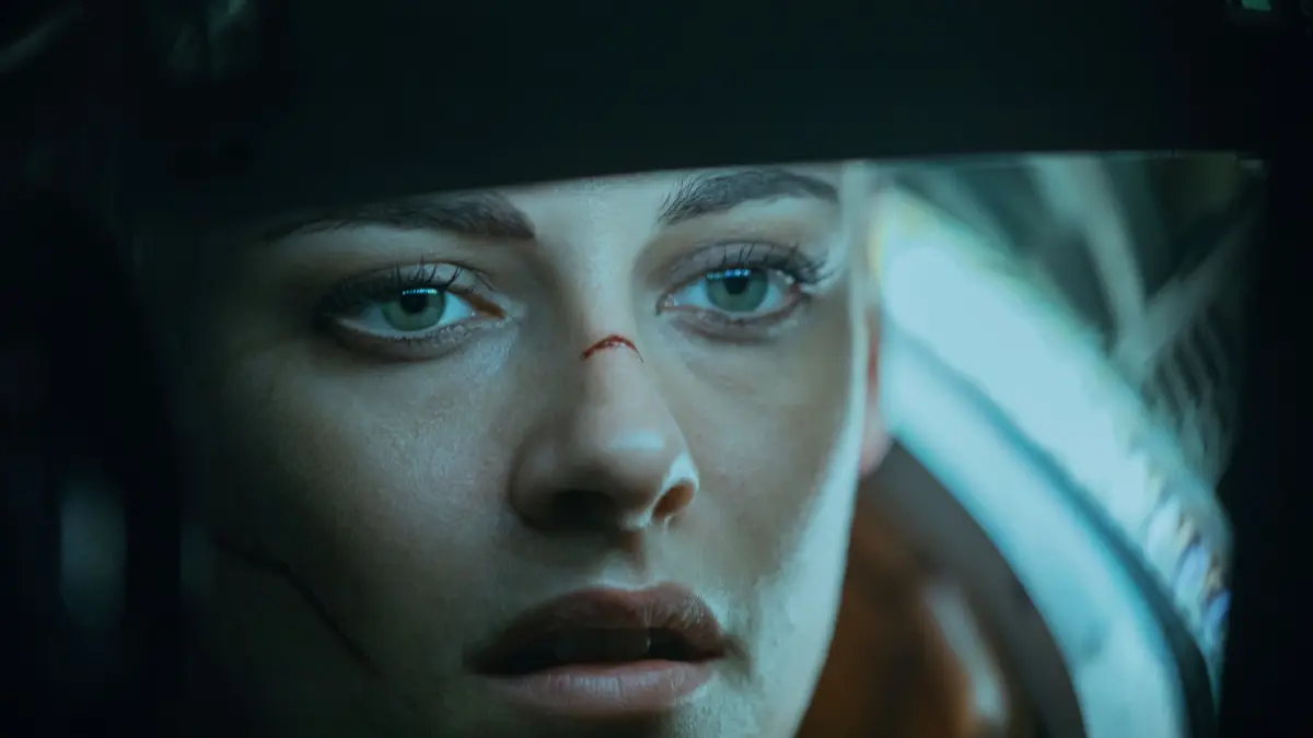 Norah (Kristen Stewart) ist allein auf der Roebuck zurückgeblieben, weil die Rettungskapseln nicht reichen.