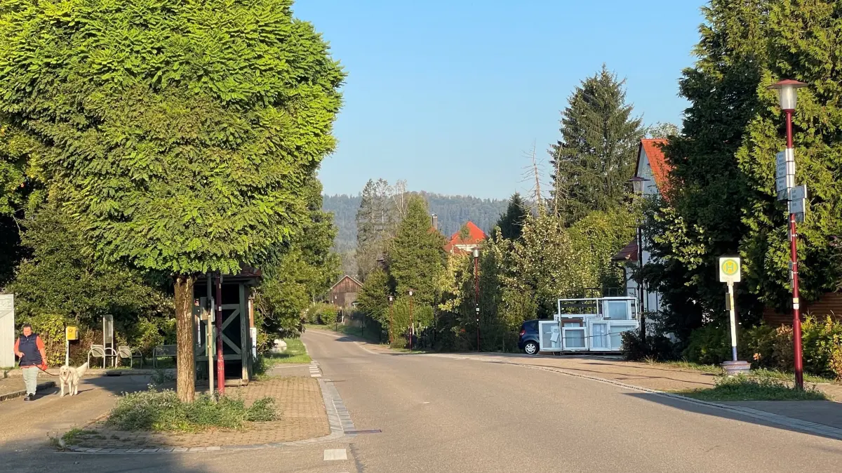 Die Bahnhofstraße in Fichtenberg. Die Radstreifen rechts gehören größtenteils der Gemeinde. Bauherren, die dahinter aktiv werden wollen, benötigen das Geh-, Fahr- und Leitungsrecht.
