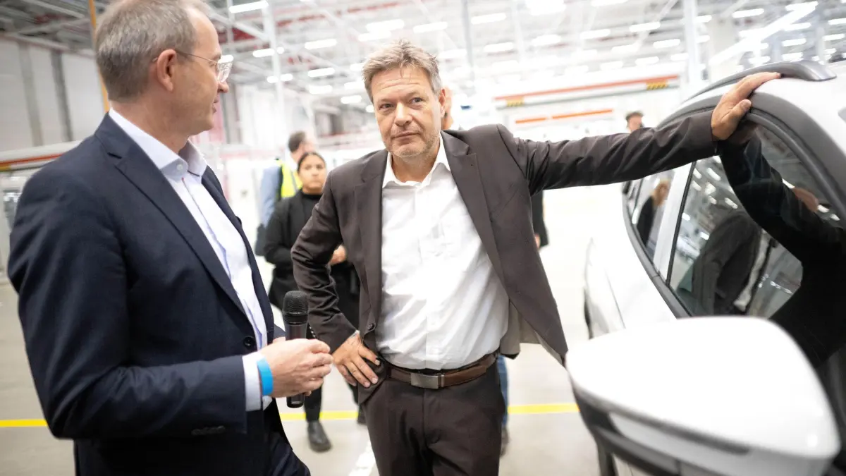 Habeck besucht VW-Werk in Emden: 20.09.2024, Niedersachsen, Emden: Robert Habeck (r,Bündnis 90/Die Grünen), Bundesminister für Wirtschaft und Klimaschutz, und Uwe Schwartz, Werksleiter, bei einem Rundgang durch die Elektro-Montage des VW-Werkes Emden. Auf einer Reise durch den Nordwesten besucht der Bundeswirtschaftsminister mehrere Unternehmen in Niedersachsen. Foto: Sina Schuldt/dpa +++ dpa-Bildfunk +++