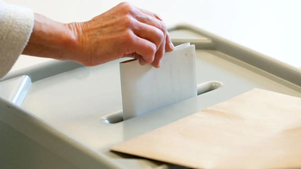 ARCHIV - ILLUSTRATION - Eine Frau wirft am 07.06.2009 in einem Wahllokal ihren Stimmzettel zur Europawahl in eine Wahlurne. Sieben Wochen vor der Bundestagswahl ist völlig offen, ob SPD und Union ihre Stammwähler zum Wählen bringen können. Rund 8,7 Millionen Wähler sind nach Einschätzung von Infratest dimap noch unentschlossen. Foto: Friso Gentsch (zu dpa-Korr. "Das Kreuz mit der Wahl - Sinkt das Interesse weiter?" vom 09.08.2009) +++(c) dpa - Bildfunk+++