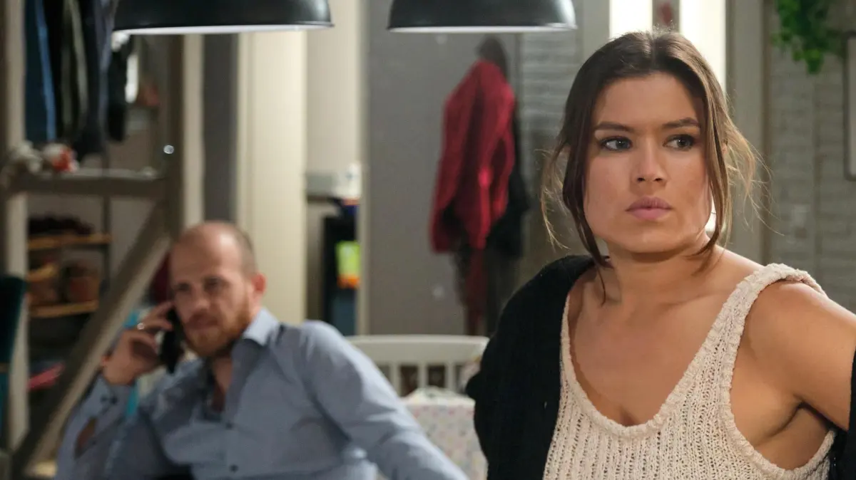 Vivien (Sharon Berlinghoff) und Tobias (Patrick Müller) erfahren erschütternde Neuigkeiten.