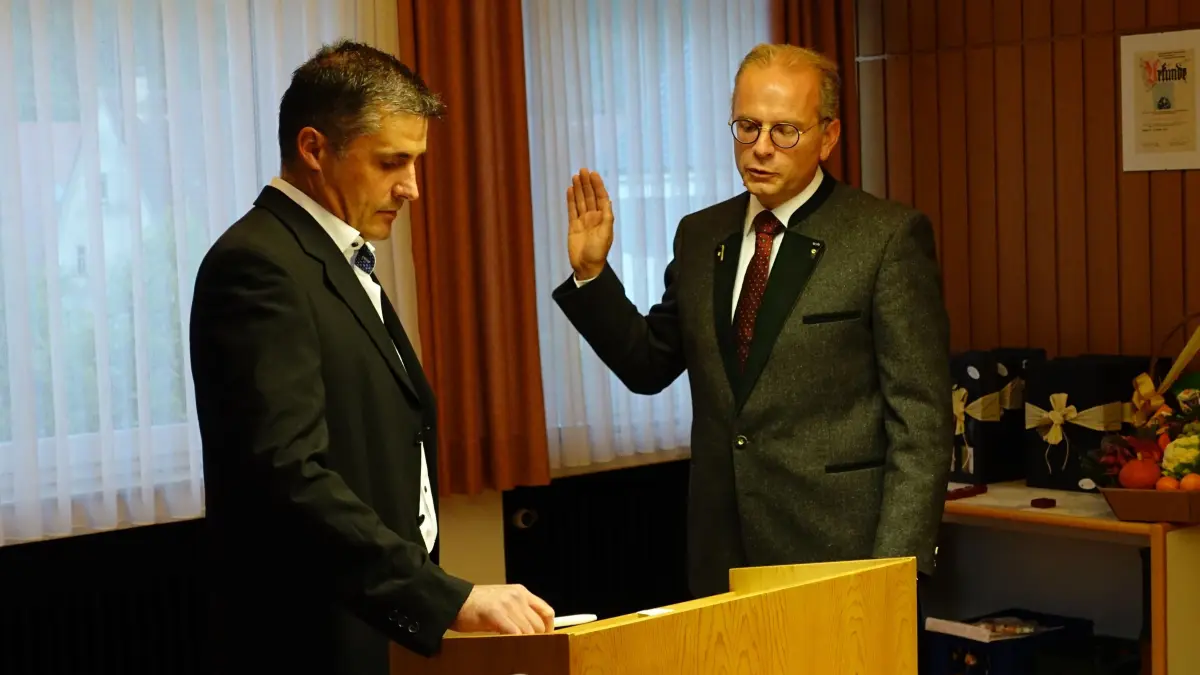 Gemeinderat und Bürgermeister-Stellvertreter Peter (links) verpflichtet Jörg Alisch.