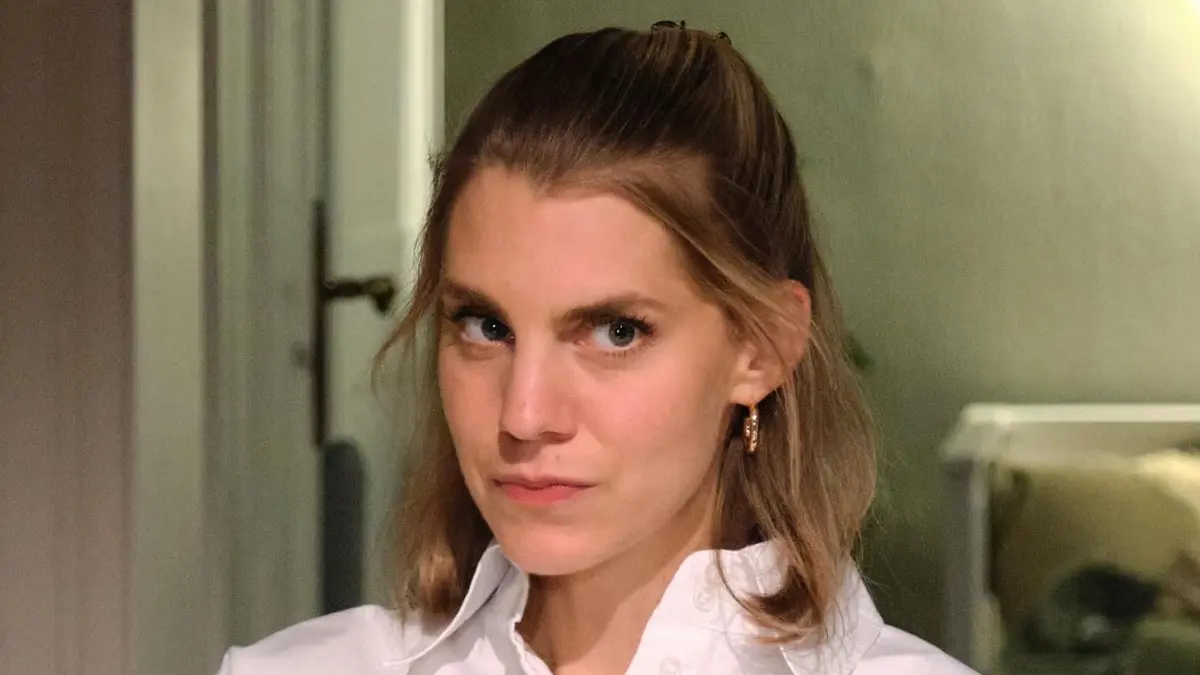 Stella (Bettine Langehein) macht einen Patzer.