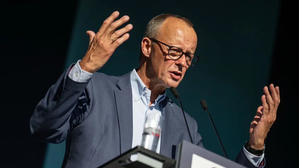 Vor Landtagswahl in Brandenburg - CDU Wahlkampfabschluss: 21.09.2024, Brandenburg, Potsdam: Friedrich Merz (CDU), Bundesvorsitzender, spricht beim Wahlkampfabschluss der CDU Brandenburg auf dem Bassinplatz. In Brandenburg findet am Sonntag die Landtagswahl statt. Foto: Fabian Sommer/dpa +++ dpa-Bildfunk +++