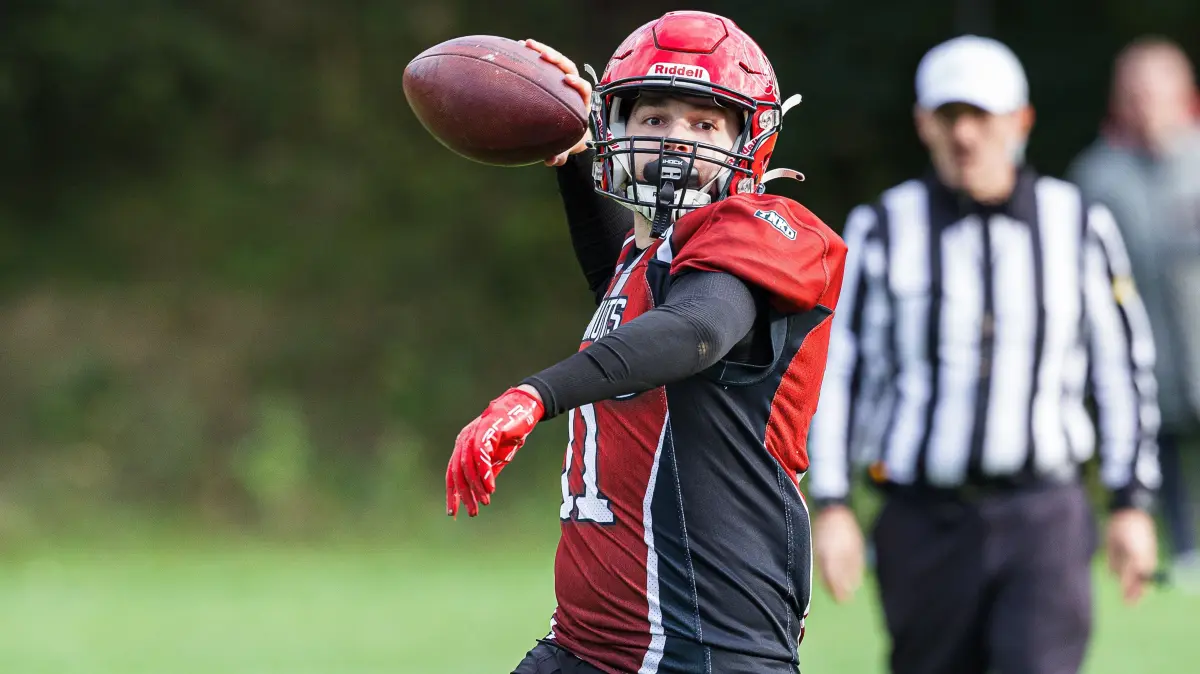 American Football Landesliga; Kuchen Mammuts - Red Knights Tübingen;
Quarterbach Yannick Mayer (Kuchen Mammuts, #11);
14.09.2024; Ankenstadion; Kuchen.
Foto: Thomas Madel